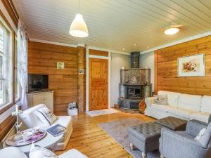 ein Wohnzimmer mit Couch und Kamin in der Unterkunft Holiday Home Kiviniemi by Interhome in Hiukkajoki