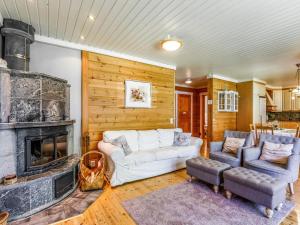 ein Wohnzimmer mit Couch und Kamin in der Unterkunft Holiday Home Kiviniemi by Interhome in Hiukkajoki + 9 Fotos