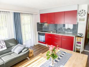 Kuchyň nebo kuchyňský kout v ubytování Apartment Tgesa Pitgmun by Interhome