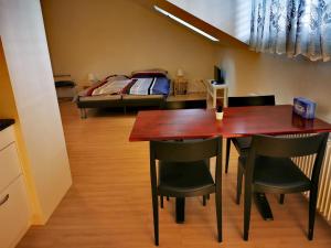 uma sala de jantar com uma mesa e cadeiras e uma cama em Apartment B&B am Berntor by Interhome em Thun