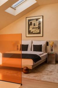 sypialnia z łóżkiem i świetlikiem w obiekcie Warszauer Hotel w Krakowie