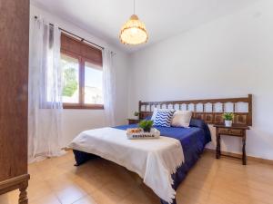 Ένα ή περισσότερα κρεβάτια σε δωμάτιο στο Holiday Home Urb Riumar by Interhome