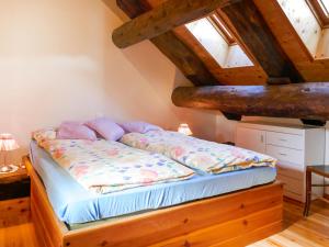 Tempat tidur dalam kamar di Holiday Home Rustico Stübii by Interhome