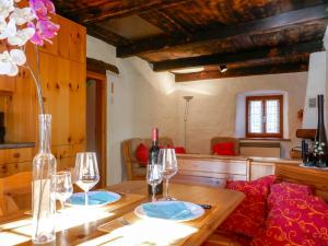 Posezení v ubytování Holiday Home Rustico Stübii by Interhome