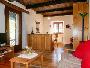 TV a/nebo společenská místnost v ubytování Holiday Home Rustico Stübii by Interhome