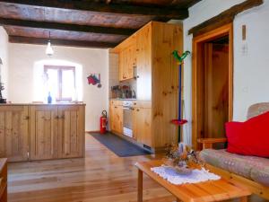Kuchyň nebo kuchyňský kout v ubytování Holiday Home Rustico Stübii by Interhome