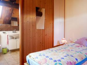 Postel nebo postele na pokoji v ubytování Holiday Home Rustico Stübii by Interhome