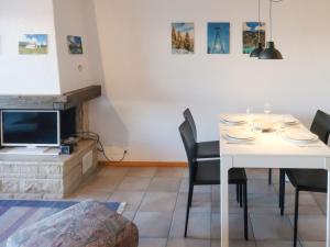 TV a/nebo společenská místnost v ubytování Apartment Hauts De Nendaz B K5 by Interhome