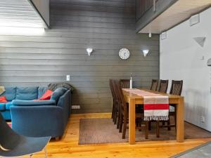 un salon avec une table et un canapé dans l'établissement Holiday Home Pulkka 3 by Interhome, à Tikkala