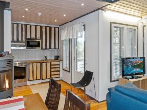 un salon avec une cuisine et une salle à manger dans l'établissement Holiday Home Pulkka 3 by Interhome, à Tikkala 16 autres photos