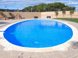Bazén v ubytování Apartment Jardines del Mar III - Marina d'Or-2 by Interhome nebo v jeho okolí