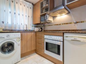 Kuchyň nebo kuchyňský kout v ubytování Apartment Jardines del Mar III - Marina d'Or-2 by Interhome