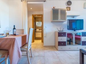 Kuchyň nebo kuchyňský kout v ubytování Apartment Jardines del Mar III - Marina d'Or-2 by Interhome