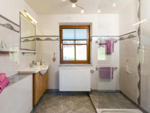 Koupelna v ubytování Apartment Berghaus Waldner by Interhome