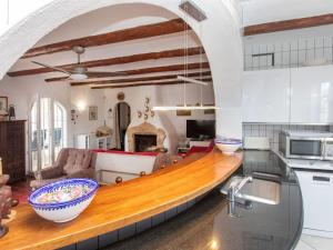 Kuchyňa alebo kuchynka v ubytovaní Villa Villa Torreon by Interhome