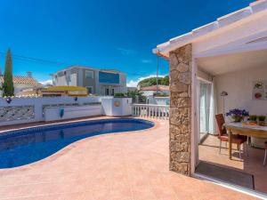 Villa mit einem Pool und einem Tisch in der Unterkunft Holiday Home Peni by Interhome in Empuriabrava