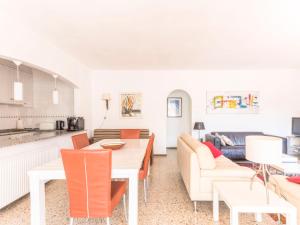 uma cozinha e uma sala de estar com mesa e cadeiras em Holiday Home Peni by Interhome em Empuriabrava