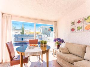 uma sala de estar com uma mesa e um sofá em Holiday Home Peni by Interhome em Empuriabrava