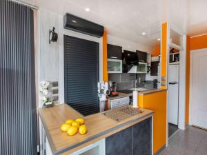 una cocina con una barra con fruta. en Apartment Apt Naranja by Interhome, en Tossa de Mar