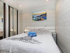 1 dormitorio con 1 cama blanca grande en una habitación en Apartment Apt Naranja by Interhome, en Tossa de Mar
