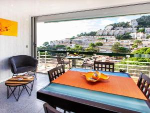 comedor con mesa y ventana grande en Apartment Apt Naranja by Interhome, en Tossa de Mar