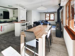 eine Küche und ein Wohnzimmer mit einem Holztisch und Stühlen in der Unterkunft Apartment Nirwana by Interhome in Zermatt