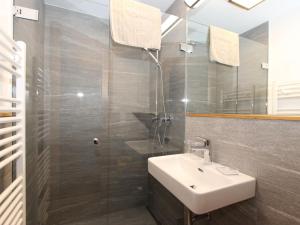 Kúpeľňa v ubytovaní Holiday Home Zeller by Interhome