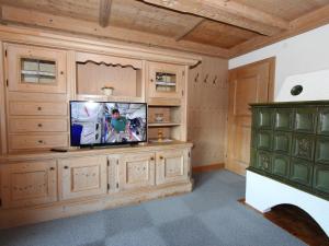 Televízia a/alebo spoločenská miestnosť v ubytovaní Holiday Home Zeller by Interhome + 37 fotografií