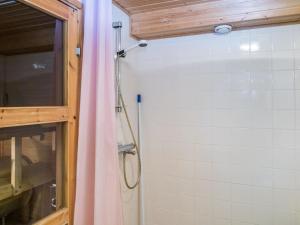 y baño con ducha y cortina de ducha rosa. en Holiday Home Tintintaival 2 a 8 by Interhome en Tahkovuori