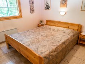 um quarto com uma cama grande num quarto em Holiday Home Tintintaival 2 a 8 by Interhome em Tahkovuori