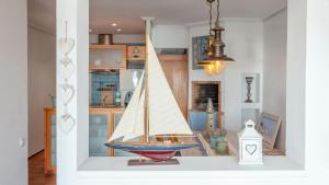 un velero en miniatura expuesto en una sala de estar en ELS CANYERS en Calella de Palafrugell