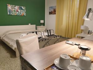 Habitación con cama, mesa y comedor. en Dolce Dormire, en Palermo
