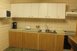 Kuchyň nebo kuchyňský kout v ubytování Apartaments Turístics Vilaró
