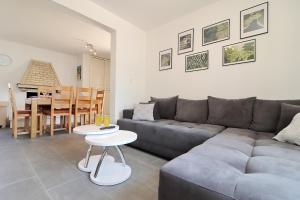 - un salon avec un canapé gris et une table dans l'établissement Villa Ivana, à Korčula