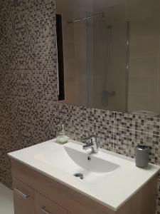 A bathroom at Casa El Reloj Még 17 kép
