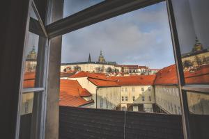 een raam met uitzicht op de stad bij Apartments Embassy by LH in Praag