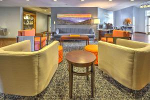 
The lounge or bar area at LeConte Hotel & Convention Center, Ascend Hotel Collection
