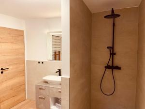 een badkamer met een douche en een wastafel bij Ferienhaus Kutscherhäuschen in Eisenach