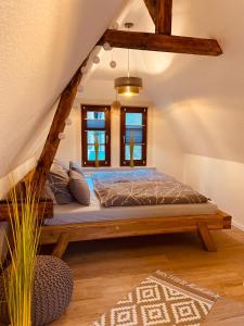 En eller flere senge i et værelse på Ferienhaus Kutscherhäuschen