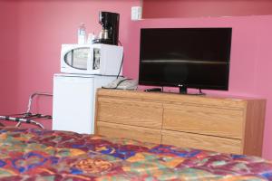 En tv och/eller ett underhållningssystem på Elks Motel