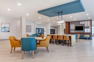 TV a/nebo společenská místnost v ubytování Comfort Suites Cottage Grove-Madison