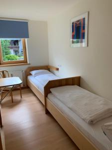 Posteľ alebo postele v izbe v ubytovaní Haus Alpenruhe