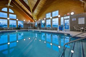Πισίνα στο ή κοντά στο AmeriVu Inn and Suites - Waconia