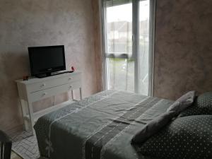 Säng eller sängar i ett rum på Maison gai séjour à Bellac