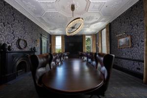 une salle de conférence avec une grande table et des chaises dans l'établissement Cameron House on Loch Lomond, à Balloch