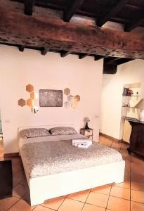 1 dormitorio con 1 cama en una habitación en Sweet Home Panisperna, en Roma