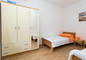 - une chambre avec un grand placard blanc et un lit dans l'établissement Apartments Garden-Cavtat, à Cavtat