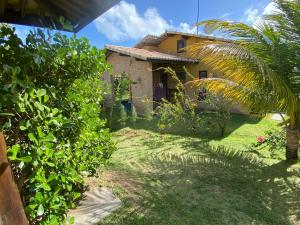 vista su una casa dal giardino di Chalé de Praia em Condomínio Jacumã Beach & Golf Village - pé na areia a Jacumã - Conde