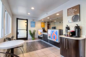 オーシャンサイドにあるMotel 6-Oceanside, CAのカウンターとテーブルのあるコーヒーショップ