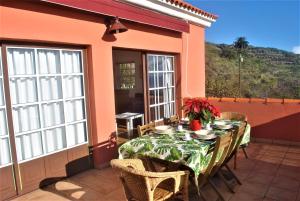 een tafel en stoelen op de patio van een huis bij La Palma Ocean View in Mazo